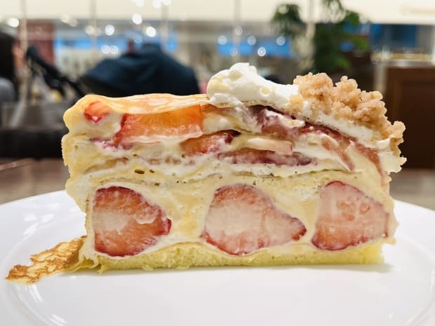 名古屋のHARBSで楽しむミルクレープといちご入りケーキ