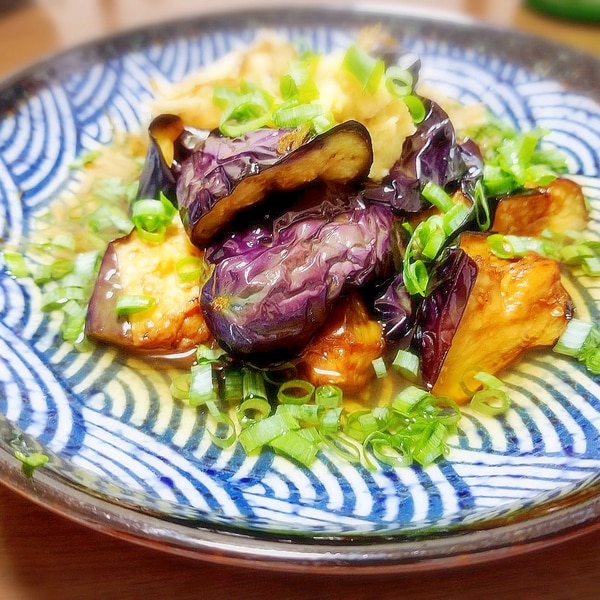 ←他の投稿をみてみる🍳 外カリ、中とろとろ♡ 茄子の唐揚げ🍆✨ 材料も、工程もシンプル！ 個人的には鶏の唐揚げを こえるくらい好きです🥺材料・長ナス 1本 ・白だし 大さじ2 ・にんにくチューブ 2㎝ ・薄力粉 50g ・片栗粉 50g ・油 適量 ・レモン お好みで 長