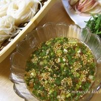 そうめんやっぱり揖保乃糸〜♡ 最近暑くなってきたから素麺が美味しい季節ですね☀️ 手延そうめん揖保乃糸はコシがあってすっごく美味しいから、毎年必ず食べたくなる✨今日は我が家のオススメレシピを紹介します🎶 ❁塩そうめん 2人前 ❁ ①水180ml、塩小さじ1 2