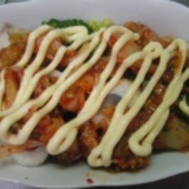 焼きブロッコリーとキムチのマヨネーズ炒め