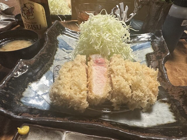 モチッジュワ～と旨味溢れる！最高の瞬間を極めて揚げる「白いとんかつ」鳥取県若桜町 ✼•• ••✼•• ••✼ 📌とんかつ新📝order ・ロースかつ定食 1628円 ・かつ丼 1760円 ✼•• ••✼•• ••✼ 若桜駅から徒歩３分ほどのところにある