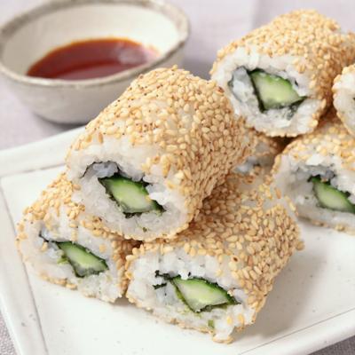 今日の晩御飯はお寿司🍣 かっぱだらけのお寿司 ○ ˃̶͈̀ロ˂̶͈́ ੭ꠥ⁾⁾ 作り方はきゅうりを切って組み合わせます♪立体の河童の目や背中の甲羅も胡瓜海苔巻きの頭はきゅうり、口は卵焼き、目は黒胡麻 ◇材料 きゅうり 2本程度 お米 適量 卵焼き 少量お時間ある方は