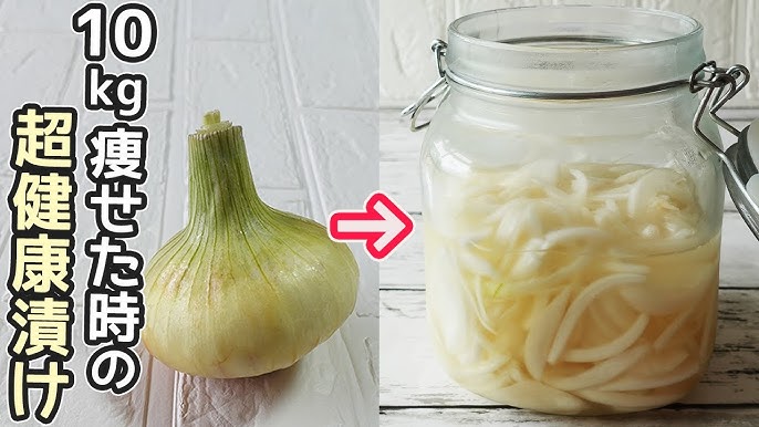 材料〜 玉ねぎ ２個 ３５０g塩 砂糖１つまみずつ ■タレ■ 酢 150ml 蜂蜜 大さじ２ 昆布 3g ------レシピ------ 1.玉ねぎを縦半分に切り、根っこの部分は 取り除く。両端に数カ所切り込みを入れ、 端からなるべく薄く切ってボウルに入れる。塩と砂糖を１つまみずつ加えて、全体になじ ませる。全体がツヤっとしたら、５分置いて 表面の水分を抜く。 2. 甘酢タレの準備！