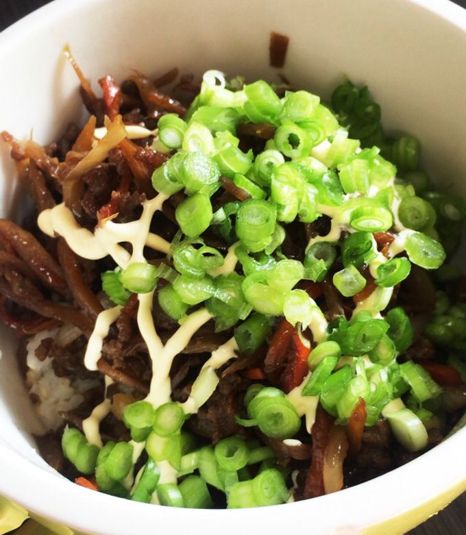 ふわとろたまごと、ひき肉あんの 親子丼。 我ながらおいしくできて、ぺろり完食😋 ✏︎レシピ⬇︎ 〜鶏そぼろとふわふわ卵の親子丼〜材料 2人分・温かいごはん2人前 ・鶏ももひき肉200g ・卵3個 ・マヨネーズ大さじ1杯 ・生姜1かけ → みじん切りに