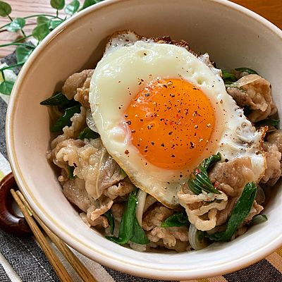 すき家の「ねぎ玉牛丼」は持ち帰りOKでピリ辛◎一番おいしいちょい足しアレンジは？イチオシichioshi
