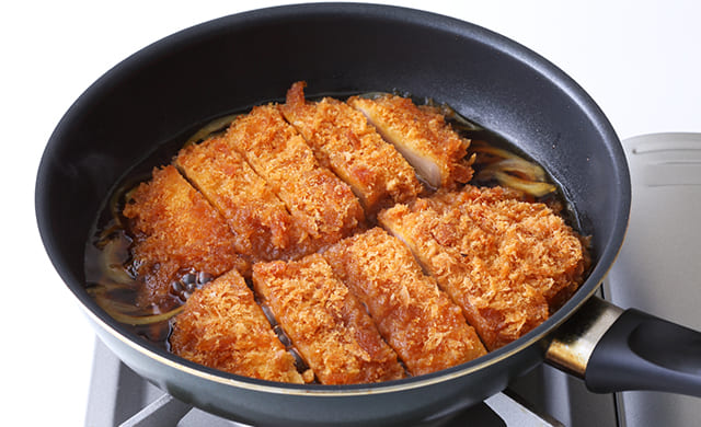 ぜったい勝つ丼！, 手間のかかるとんかつはレンジでチン！, あっという間に応援食のできあがり♪, ▼材料▼, ロースとんかつ 冷凍 200g, 卵 2個, 玉ねぎ中1 2個, 三つ葉適量, ごはん 量はお好みで加減 丼2杯分, めんつゆ 2倍濃縮 大さじ4, 水150cc,ロースとんかつは, コープオリジナルの レンジでサクッとロースとんかつ を使いました, 時短レシピ