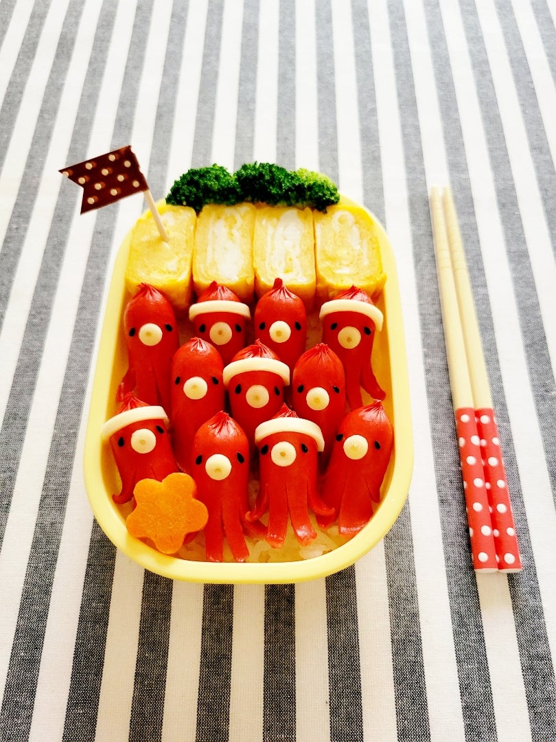 @ayumi___tani ←他の投稿はコチラ🌷, 子供達が取り合いした∗*ﾟ, 5分で簡単アレンジ！, こんな たこさんウインナー ,見たことある？😆, 小さいのでお弁当の隙間にもピッタリやで〜◎,,材料 , 赤ウインナー 好きなだけ,ストロー 3cmにカット, 黒ゴマ 適量,作り方 , ①赤ウインナーを真ん中で2つに切る。,