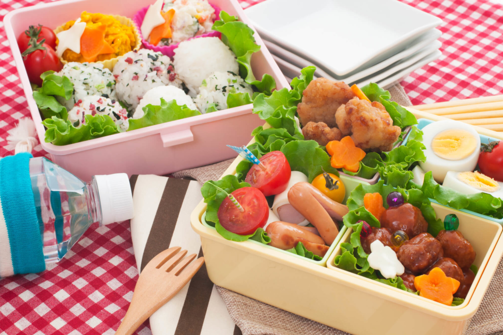 サンドイッチ弁当 🥪 先日LILIの幼稚園で親子遠足があったので、親子分のサンドイッチ弁当を作りました✨ LILIのリクエストが、サンドイッチ だったんだけど、前日にスーパーにサンドイッチ用のパンが売ってなくて3件スーパーハシゴして探した🤣🤣w ． せっかく作る