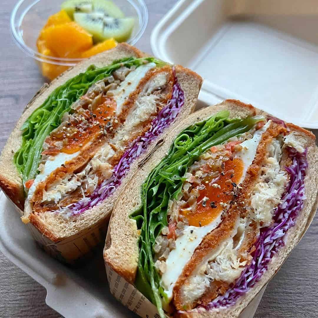 Alice×Kitchenこんにちは😊 • 先日の おべんとう • 🍱サンドイッチ弁当🍱 • お弁当のサンドイッチは6種が定番になってきましたが 冷凍食品や市販品を使えば 30分程で完成します☺️ 今回はパンもミニロールを使っていて 切り込みを入れるだけでカットしなくていい