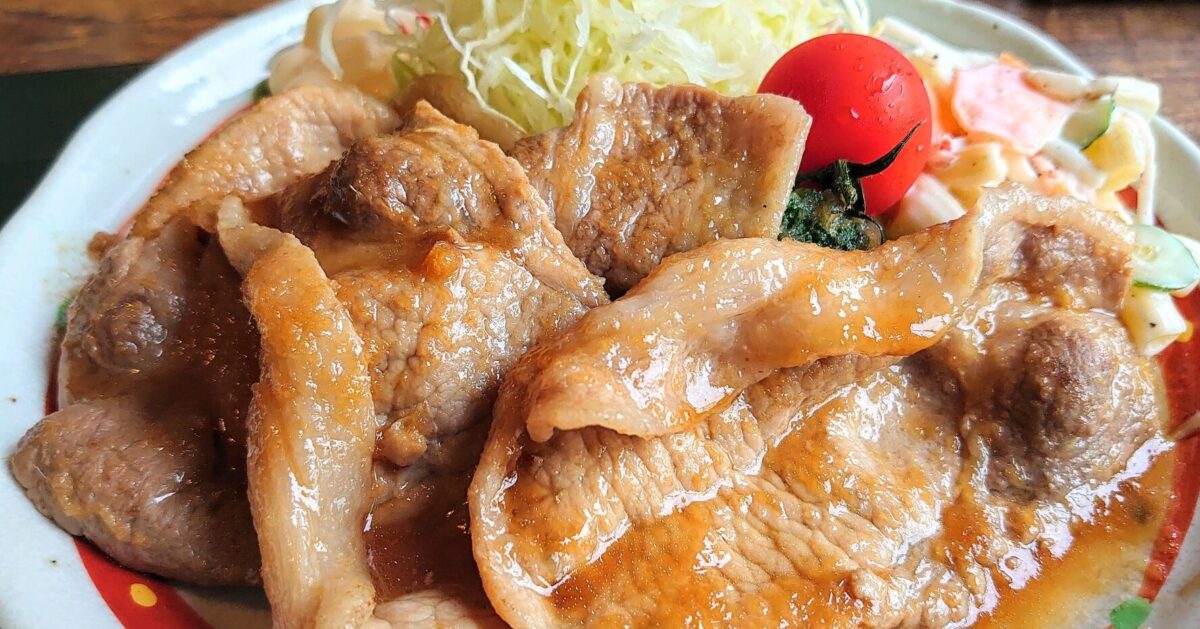 タサン志麻さんに教わる、フランス人の家ごはん家庭画報2月号から、寒い日にぴったりなカスレのレシピ をご紹介。野菜と豆、コンフィやソーセージなどを煮込み、仕上げにオーブンで焼いたカスレは、フランス南西部の伝統的な郷土料理です。表面はカリッと、中はほくほく