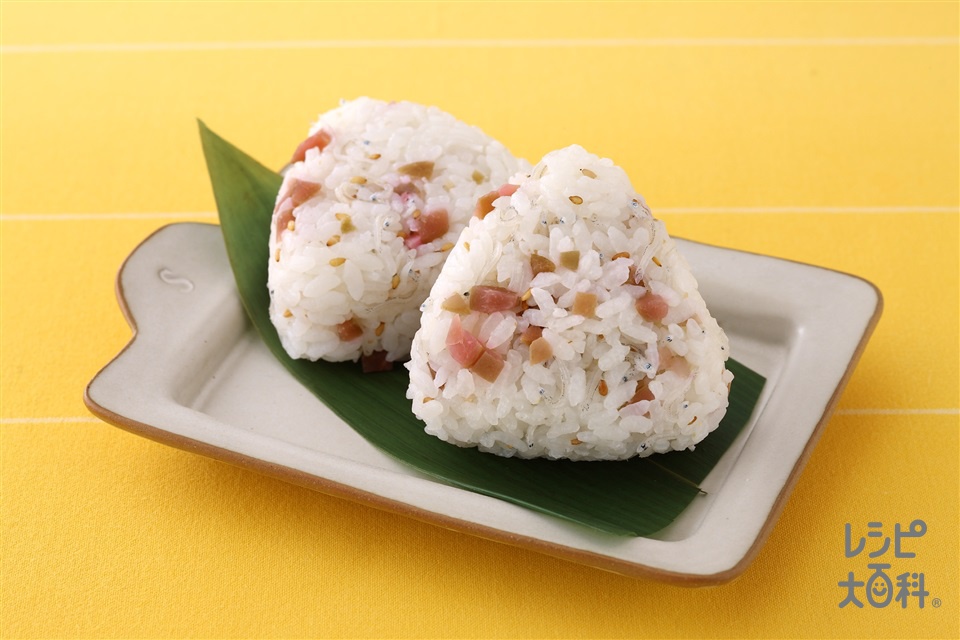 水戻し不要の梅ひじきふりかけを使えば、 簡単に炊き込みご飯ができちゃいます。 カリカリ梅の食感が良いアクセントに。☺️ 後入れ簡単♪ 『梅 ひじきの炊き込みご飯』 ーーーーーーーーーーーーーーーーーーーー □材料 4人分 □ 米 研いだもの 2合 ごぼう 10cm 人参