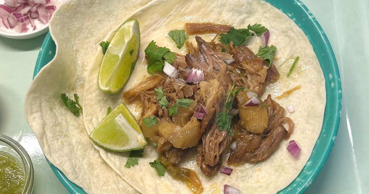 メキシコシティでカルニタス豚肉とソースでタコスを準備するメキシコの女性の手の写真素材・画像素材 Image 182316281