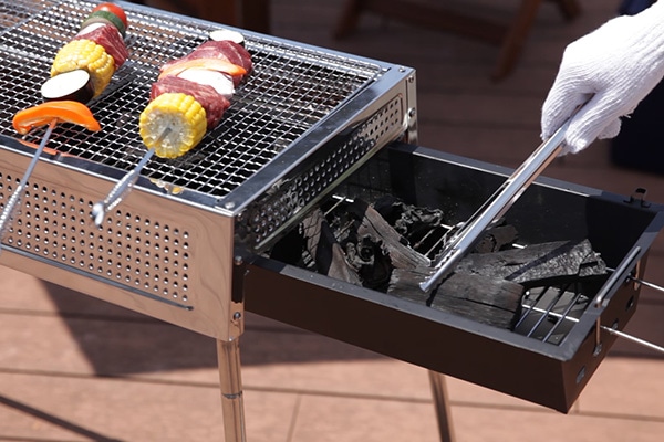 カインズ 使い捨て簡易コンロ 片付けラクラク 木炭付きコンロ 幅26×奥行21×高さ5cmキャンプ・バーべーキュー用品 通販ホームセンターの カインズ