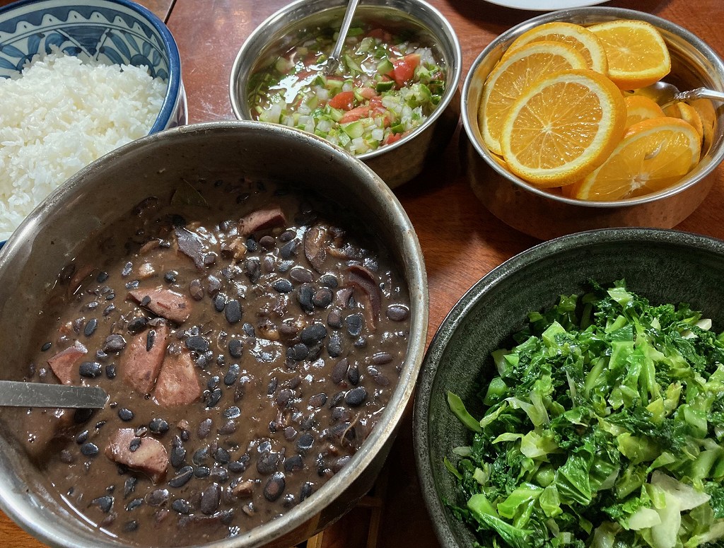 ブラジルの定番料理 フェイジョアーダ 🇧🇷✨ 黒豆と豚肉をじっくり煮込んだコクのある煮込み料理！ ご飯、ケール炒めなどと一緒に楽しむのが定番です！その他のホットフードもディナーと週末のみお出ししてます！ ぜひチェックしてみてください！！ A classic