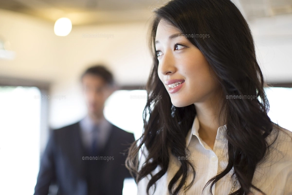バナナを食べる女子生徒 の Stock フォトAdobe Stock