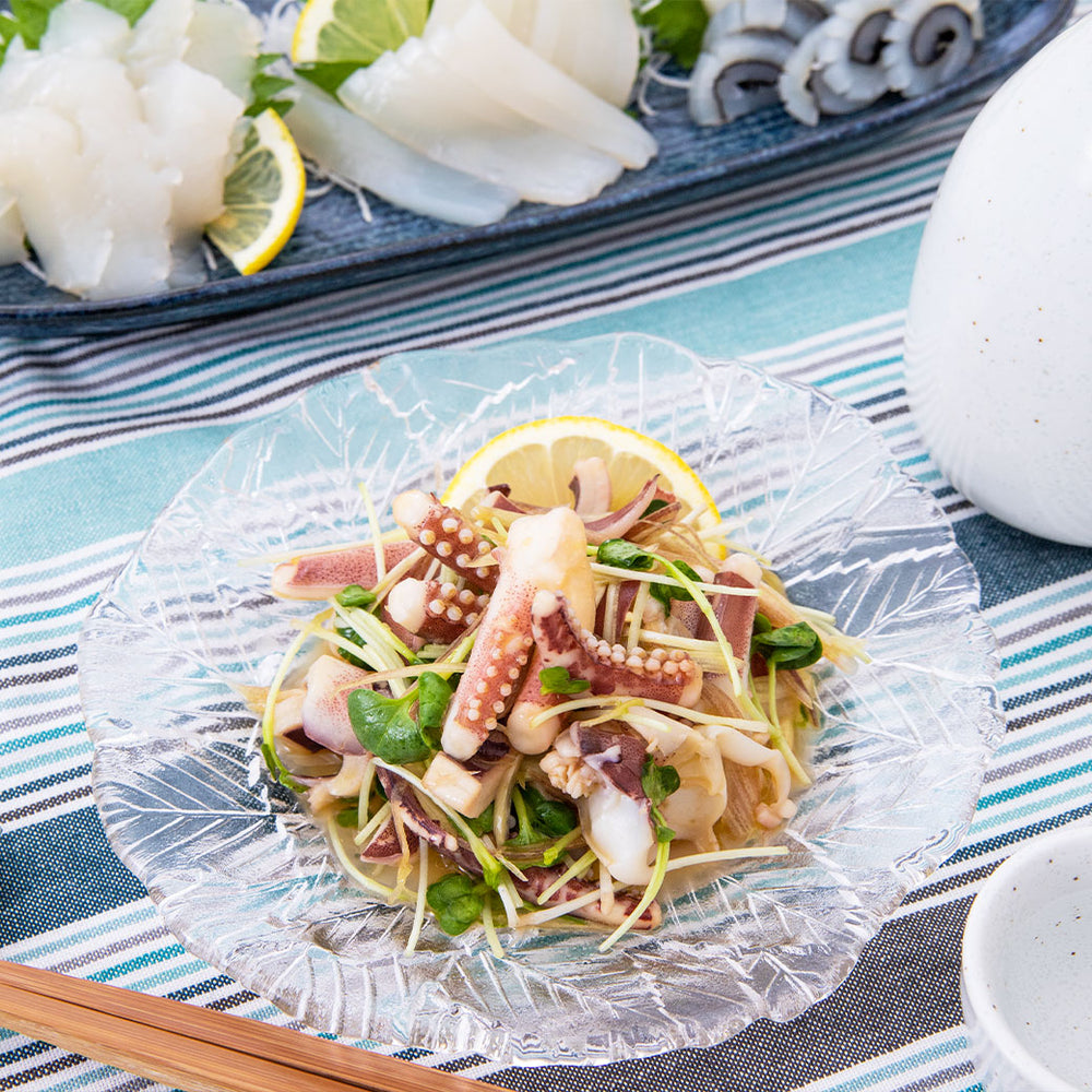 スーパーでイカのゲソとエンペラだけが入ったパックを見つけて小躍り。 胴体のお刺身もそりゃ好きだけど、コリコリ食感の方が好きなので買っちゃいました。冷凍じゃない魚介類買うの久しぶり笑 どうやって食べようか考えてて、 「青梅レモン」が残り少なくなっていたので