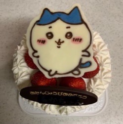 ちいかわｹｰｷの超簡単手作りﾚｼﾋﾟ・ﾊﾁﾜﾚやうさぎの立体ﾌﾟﾘﾝ乗せ誕生日ｹｰｷ - 100均✖Sweetsレシピ‼