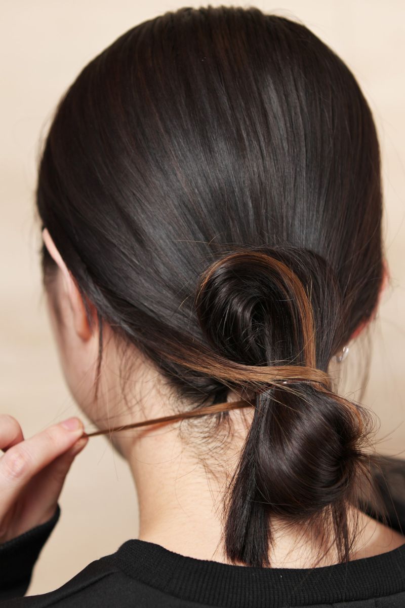 1分でできるよ⇩ 韓国風おだんごhair🖤 @nacoco_88 他のヘアアレンジは こちらから見れます𓂃❁⃘𓈒𓏸 ゴム２本でできちゃう🤭ほんとお手軽に韓国風に❣️ item▽ 黒リボンゴム☞DAISO ｡.ꕤꕤ.｡ご覧いただきありがとうございます♡‼︎ このアカウント