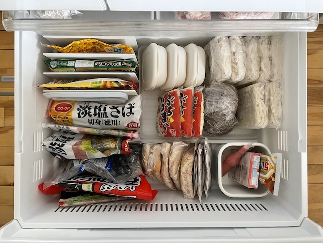 食器棚が便利かも？出しっぱなしになりがちな食品ストック、お茶、サプリの収納アイデア - 片づけ収納ドットコム