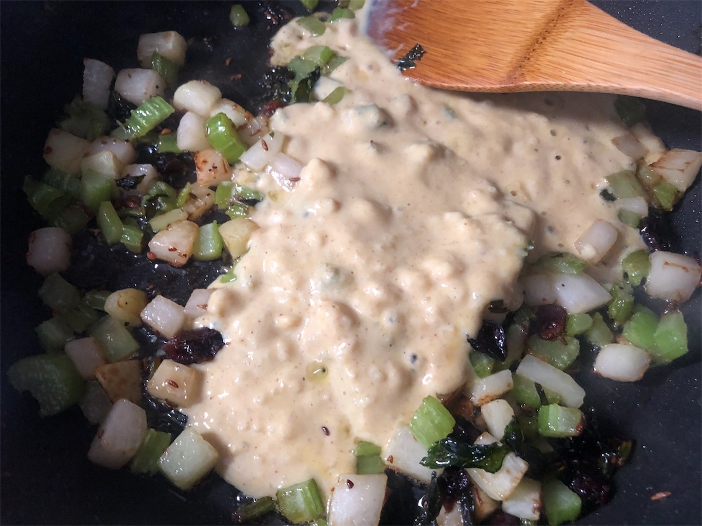 サクッほくっ！テンペカレー🍛 五葷抜き＆油不使用のカレールーに @rusto_tempeh のテンペをトッピング！このテンペは、日本一のテンペと呼ばれるほどの美味しさなんです🤤 美味しさの理由は100%国産大豆、天然水で作られているから✨サックリほっくり美味しいテンペが