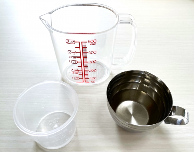 アメリカで小麦粉や砂糖の単位換算にもう悩まない！重さもはかれる計量カップはとても便利なキッチンツール。 - ライフコーチ有賀透子