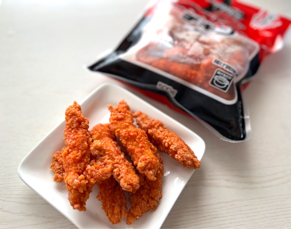 いつもいいね、コメントありがとうございます🥰 業務スーパーで購入したフムスをアレンジしました。 ◇フムス レッドチリ 280円 税込み内容量215グラム ヨルダン産 中東地域でよく食べられているフムス。 野菜やパンにつけるのはもちろん、オートミールに入れたり