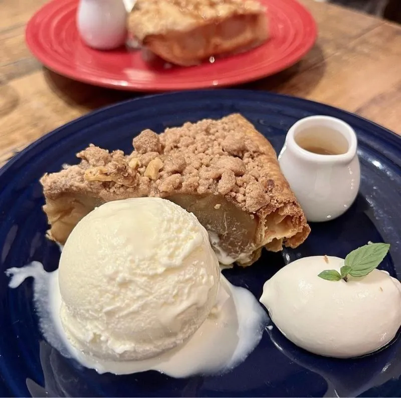 8 1 銀座三越B２Fにオープン！「ラデュレ銀座店」 銀座三越限定の「ショソン・オ・ポム」＆「パルミエ」 - 銀座・有楽町 スイーツ 自宅用