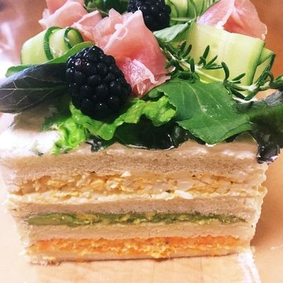 ◁◁他のフラワーケーキもL👀K !! ⁡ 𓈒𓏸 ✾ 𓏸𓈒 イチジクと生ハムのスモーガストルタ 生徒さまの作品𓈒𓏸 ✾ 𓏸𓈒 ⁡ イチジクと生ハムのスモーガストルタ✨ グループでのオーダーレッスンでした。 季節ギリギリのイチジク