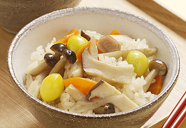 こんにちは！☀️ 侍.湘南平塚店です✨ 今回はスープカレーの野菜で使用している「ごぼう」をご紹介します✌🏻 当店のごぼう は、下茹でをして醤油ベースの煮汁でつけた後、衣をつけて揚げ、ごぼうの風味と食感を活かしております🌱 また、長めに切られたごぼうの見た目は