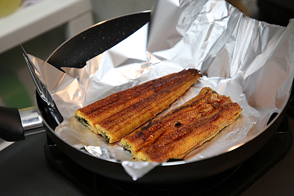 フライパンでふっくら絶品に。スーパーで購入した「うなぎ」の温め方