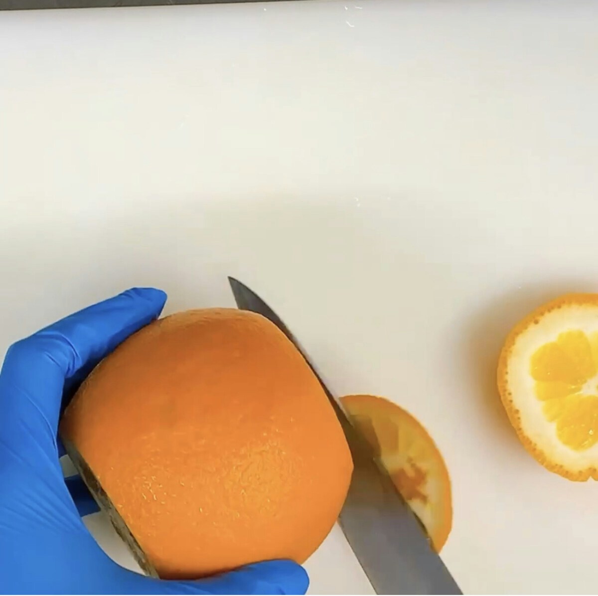 オレンジの切り方ちょっとしたコツで見栄え良く食べやすくなるくし形切り - YouTube