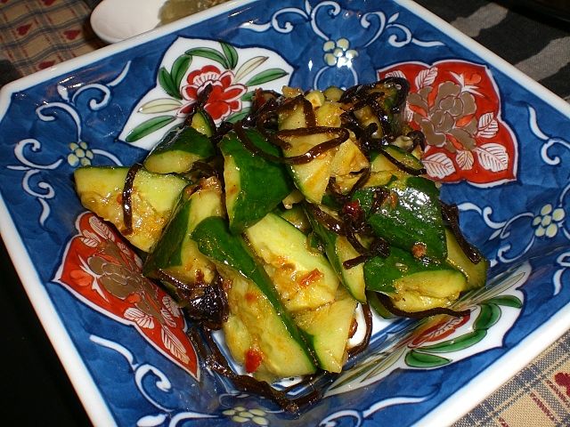 きゅうりの塩昆布ラー油漬け！ 塩昆布の旨味とピリ辛ラー油で食欲進む美味しさのきゅうり漬け！ 全部材料を混ぜて漬けるだけでOK！ 予めきゅうりを塩揉みしておくと、よりしっかり漬かります^^ぜひ試してみてくださいね。 昆布には水溶性食物繊維のアルギン酸や
