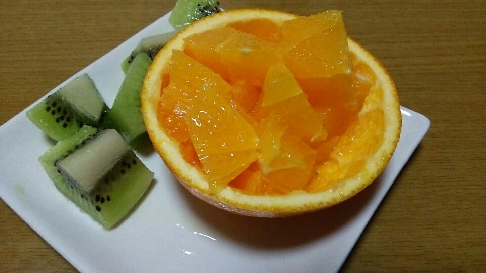 るいお菓子作りのサポーター1分間でわかるお菓子教室♪ @rui_sweets11←他の投稿はこちら ＼1番食べやすいオレンジの切り方柑橘類が美味しい季節です🍊 今日はパティシエの基本技術「カルチェ」を ご紹介いたします⭐️ 「カルチェ」とはオレンジなどの柑橘類を