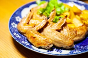 サラリーマンが休日に作るお家ごはん 簡単でシンプル❗️手羽先の海水焼き先日、家事ヤロウ @kajiyarou で見たV6の坂本昌行さんのレシピをまねてみた❗️手羽先と塩、水だけで作る超簡単メニューなのですが絶品な仕上がりで美味しい✨ ◇材料 1人分手羽先 4本 水