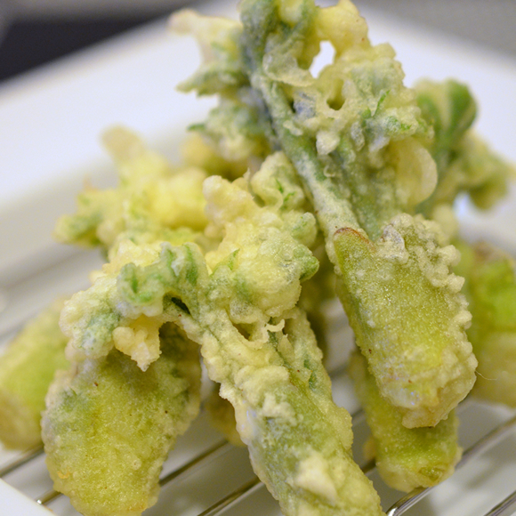 さっくさく米粉の衣でタラの芽天ぷらrecipeタラの芽いただきました♪ タラの芽と言えば天ぷら！ 米粉でサクッと♡ タラの芽に米粉をしっかり塗す。米粉と浄水を同量で混ぜた衣液をつけて しっかり揚げる。山菜 天ぷら 米粉天ぷら簡単レシピ美味しい調味料安心