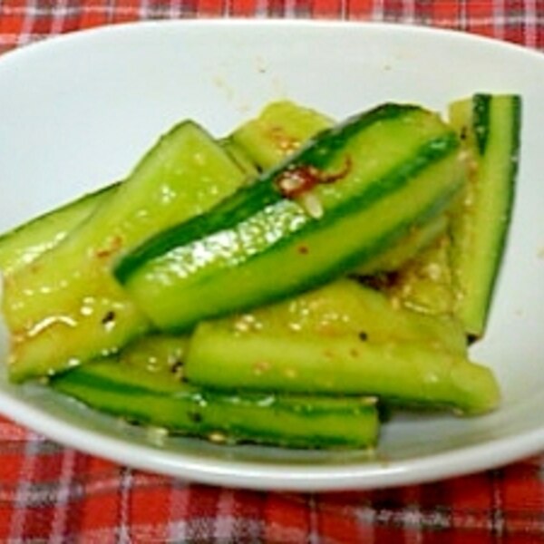 レシピは他にも▶︎ @utosh, 知りたい事があったら, 気軽にコメントください！,モッツアレラチーズのうま辛キュウリ ,食べるラー油で作る辛くてうまくて箸がとまらなくなる料理。, これはご飯も進むし、お酒も進む。, 何にでも合うのでぜひ作ってみてください！,ー ー ー ー, モッツアレラチーズのうま辛キュウリ 2人分 ,材料 , きゅうり2本,