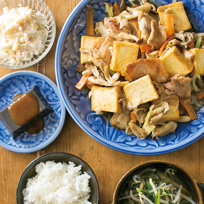 厚揚げと新じゃがのキムチ煮♪ 今日は新じゃがを使った簡単作りおきレシピです！新じゃがは皮が薄くて皮ごと食べられるので、そのぶん食物繊維を多くとれるのがメリット♪ また普通のジャガイモよりもビタミンCの含有量が多いのも特徴です。新じゃがはものによって大き