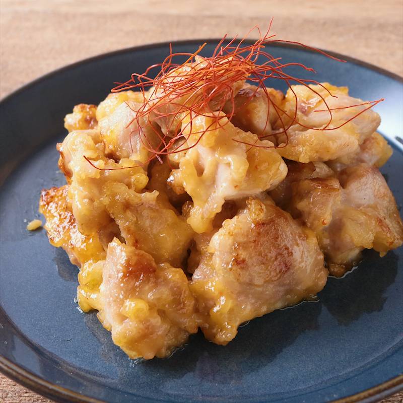 レシピ画像付 じゃがいもと鶏もも肉のチリソース炒め こんにちは🙋🏻 市販のスイートチリソースを使って鶏もも肉を炒める「鶏もも肉のじゃがいも炒め」作りました！僕の人気レシピ！リピート投稿🙏🏻✨ ぜひ作ってみてほしいです👍🏻 チリソースって家に余っている事