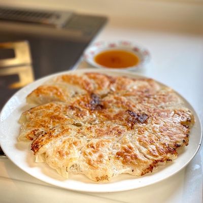 小麦粉？片栗粉？羽根つき餃子の上手な焼き方＆仕上がりや食感を実食レビュ