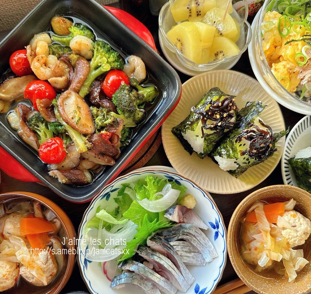 先日のごはんは煮込みハンバーグときのこと海老のアヒージョでした♩ 主人が大好物の煮込みハンバーグ♩ リクエストしてもらったので作りました🍳私もいつの間にか大好物に！ アヒージョにはきのこをたっぷり入れていただきました！海老もぷりぷりでおいしかった 今日も