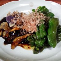 タモリさん考案の革命的に美味いピーマンを作りました🫑😆, このシンプルな味付けでこのうまさ！？とビビるほど美味かった！,簡単なのでぜひ参考にしてみてください＾＾, ◆材料, ・ピーマン４〜9個 お好み , ・サラダ油小さじ２, ☆醤油大さじ１, ☆みりん大さじ１,☆酒大さじ１, ☆水45cc, ☆だしの素小さじ１ ２, ☆かつお節適量, ◆作り方, ①ピーマンを４等分くらいに切る,