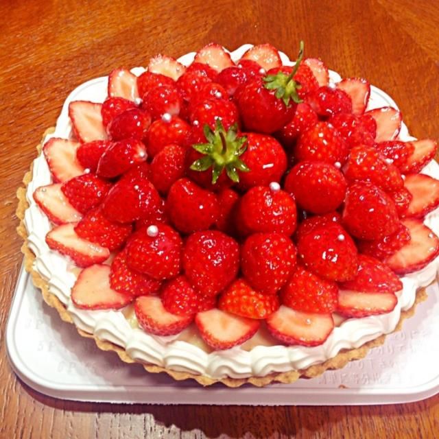 フルーツタルトの盛り付け方そろそろクリスマスケーキを準備しないと。 スポンジにクリームでもいいけど、市販のタルト生地にクリームを入れてフルーツを飾るのはいかがでしょうか。艶出しにゼラチンを溶かして作ったナパージュを塗るとより本格的