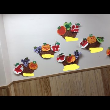 くだものいっぱい🍓 今日の制作✂️ いろんなフルーツと動物たちの壁面飾り♫ いちごのツブツブは白のペンで✍️壁面壁面製作壁面飾り投稿にもアンケート機能が ？ ストーリーズのとどう違うんだろう🤔 試しに使ってみます♫ ↓ 保育室に1年通して飾っている壁面