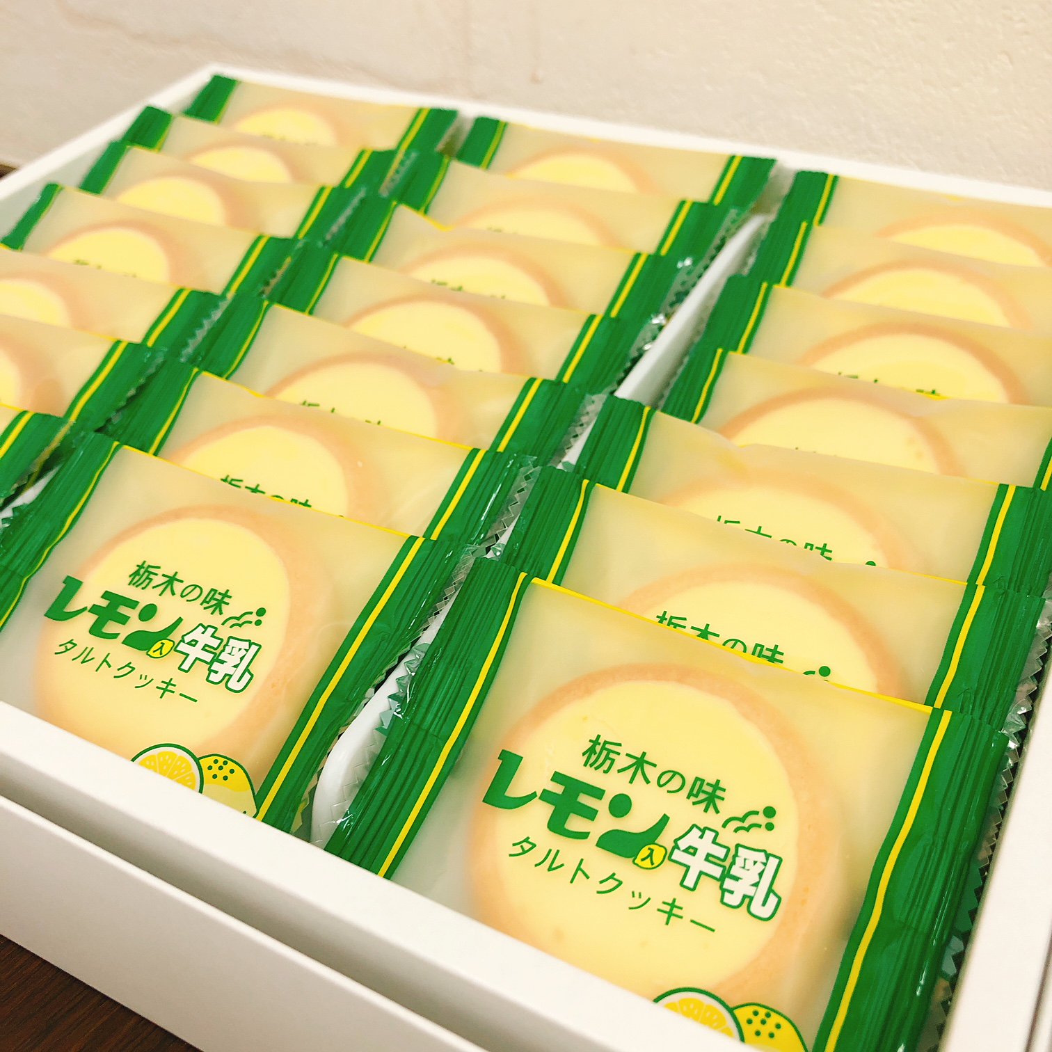 レモン牛乳栃木の人気のおみやげ！ レモン入牛乳タルトクッキー! レモン味のミルククリームをサクサクのクッキーにのせました