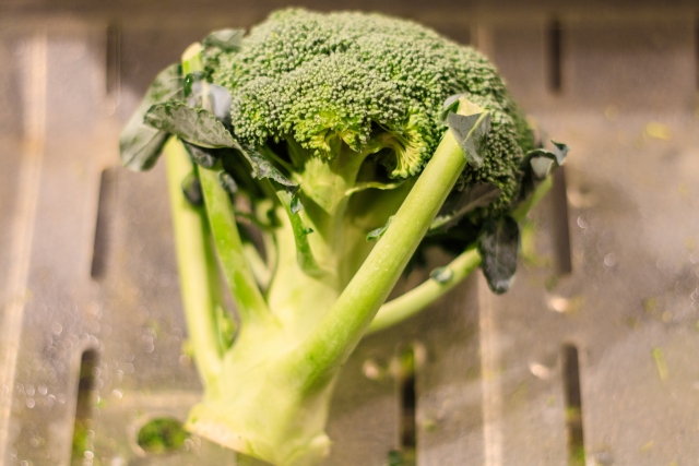 ブロッコリーの茎の皮のむき方とおすすめレシピ - 生かし屋さん