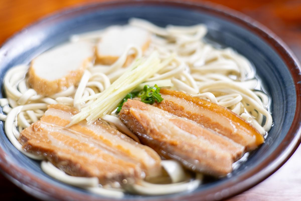 沖縄食堂 首里城に一番近い抜群の沖縄そば屋、那覇・首里「ほりかわ」守礼門から徒歩５分、走って二分、首里城から一番近い人気のソバ屋・若者は絶対に行くべきお店・沖縄観光・沖縄旅行