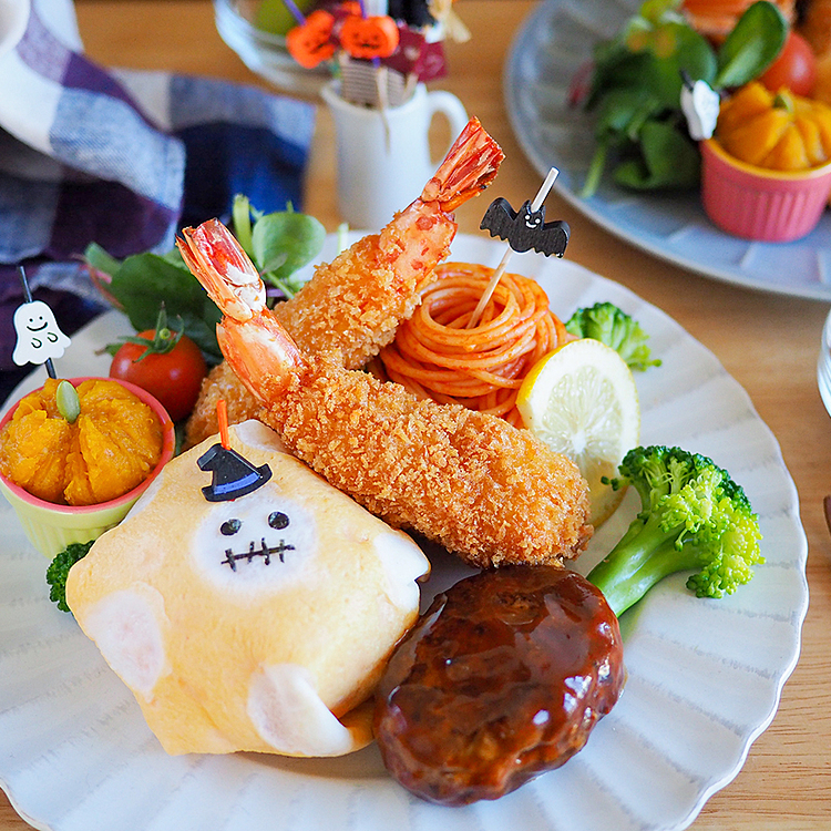 娘、1歳になりました👶👑 お子様ランチ風プレート。量が多かったので朝とお昼で食べました💮今日は台風だけど、ちょうど1年前もこの頃に大きな台風が来て、産院でドキドキしてたなぁ。 昨日のpostにお誕生日近いママさんがコメントくれてうれしかったです😊無事に産め