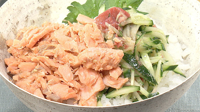 三色そぼろ丼 肉そぼろに卵と鮭の彩りをプラス！レシピオリーブオイルをひとまわし