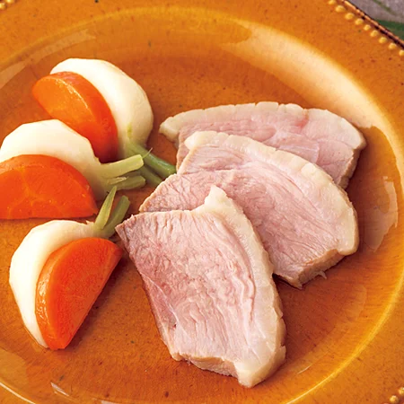 特別コラボ🐖和豚もちぶた×クルメキッコー✨ 時短万能たれ「うまかばい」を使った簡単レシピ4品をご紹介！ 甘めでコク深い味わいが、和豚もちぶたのおいしさを引き立てます。炒めても、煮ても、焼いても、これ1本で味が決まる👏 さらに今だけ、両オンラインショップで