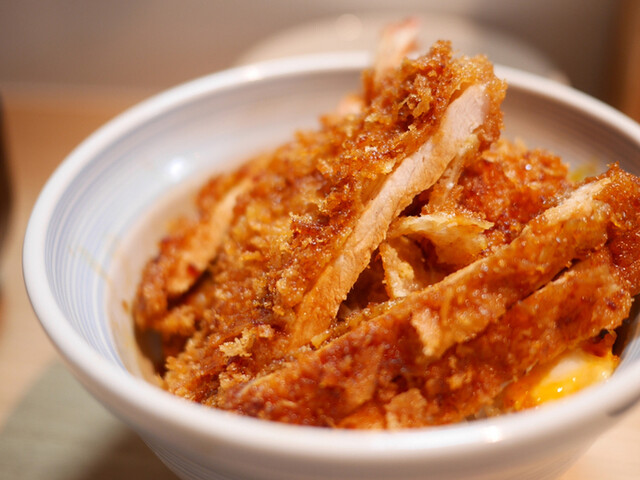 海老山◻️宇田川町 ◻️ 東京都渋谷区東2-23-6 ◻️渋谷駅より徒歩10分 ◻️ 11:00〜21:00 ◻️定休日：なし◻️予算:1000円〜2000円 ◻️予約不可 ◻️Tell: 03-6427-6092 @ebiyama_20222022年7月16日オープンしたばかりの海老山。 吉祥寺に予約の取れない焼肉店